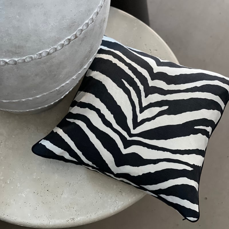 Zebra Cushion Cover 50x50 black  — kuva 3