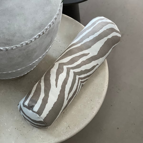 Zebra Bolster sand 